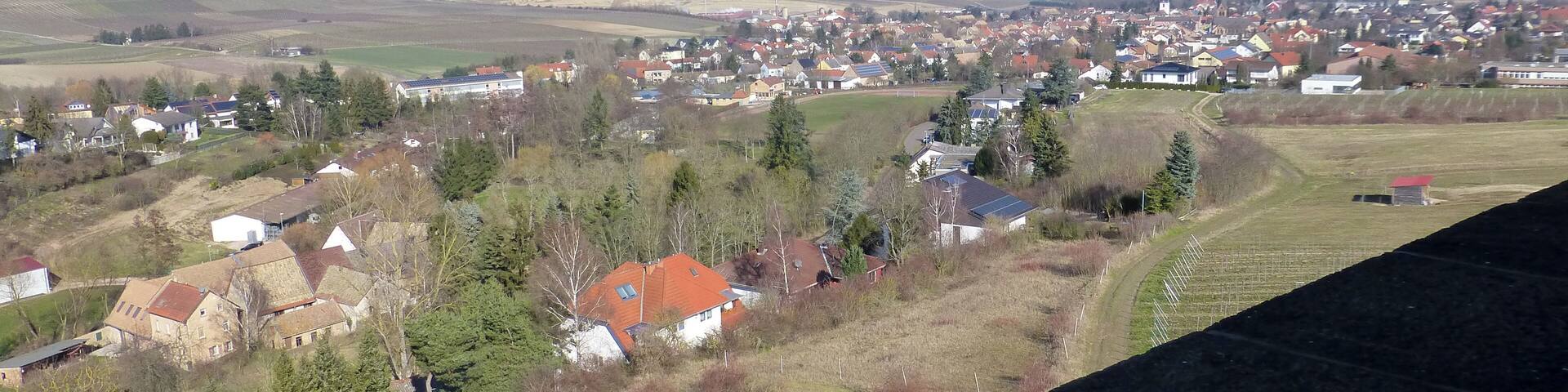 Wasserturm Wöllstein; Blick von der nordseitigen Plattform auf Wöllstein; im Hintergrund rechts der Wissberg