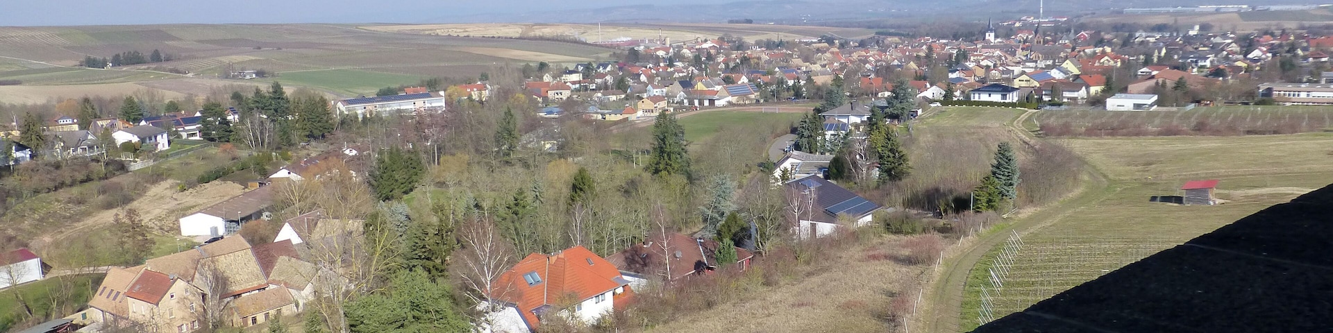 Wasserturm Wöllstein; Blick von der nordseitigen Plattform auf Wöllstein; im Hintergrund rechts der Wissberg
