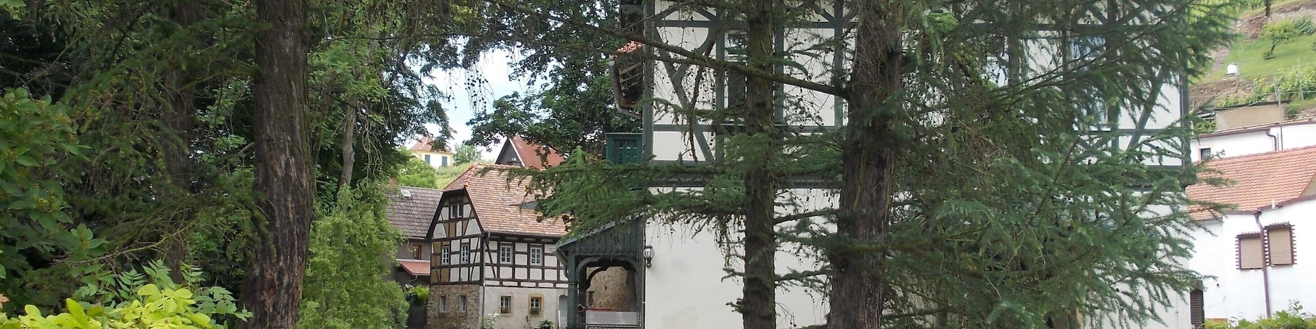 Houses near the entrance to the gardens of Seusslitz Castle (Nünchritz, Meissen district, Saxony)