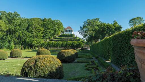 Schlosspark Seußlitz im Hintergrund das Lusthaus Heinrichsburg