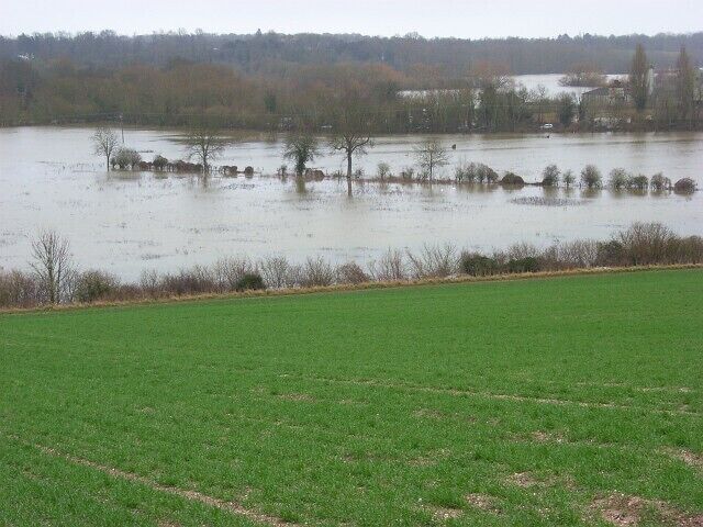 The Thames floodplain, Playhatch Flooded meadows alongside the Henley road which is behind the hedgerow in the foreground. This is the view across the arable farmland beside the footpath that climbs to Dunsden Green.