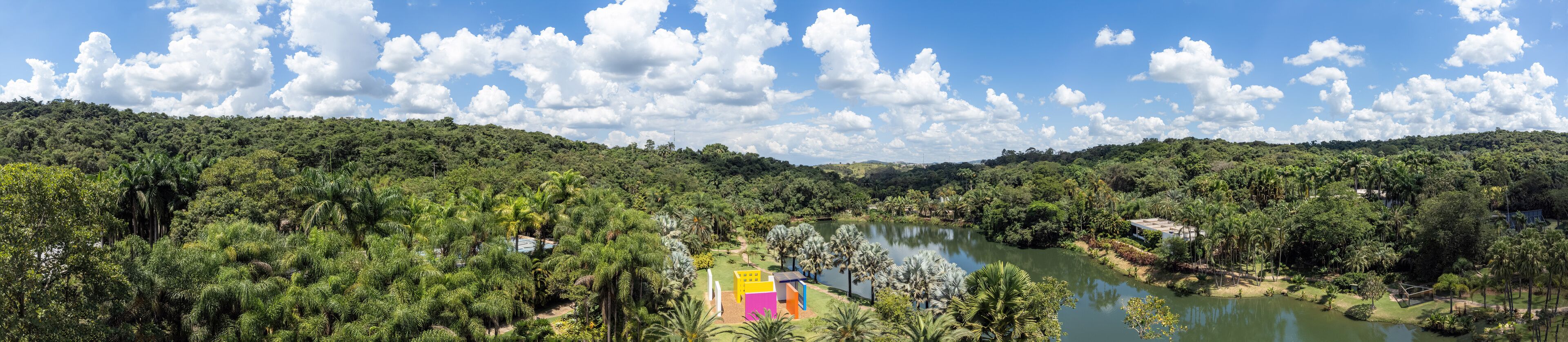 Vista aérea panorâmica do Instituto Inhotim. Sede de um dos mais importantes acervos de arte contemporânea do Brasil e considerado o maior museu a céu aberto do mundo.  Brumadinho, MG.