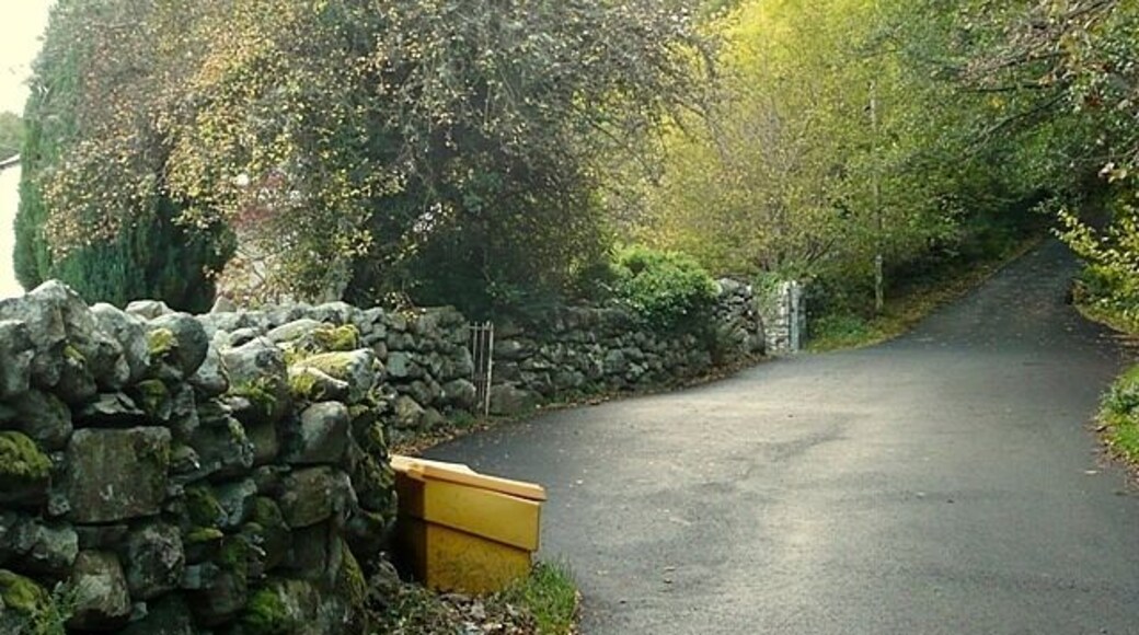 Bottom of the hill There is a 1 in 4 hill up from here to the Youth Hostel at Rhiw. The grit bin is strategically placed.