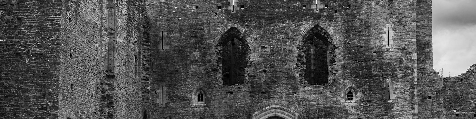 Un castillo histórico con ventanas de arco y almenas.
