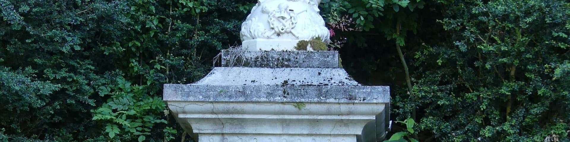 Statue représentant le Sacré Cœur de Jésus, abbaye de Bonneval, Le Cayrol, Aveyron, France.