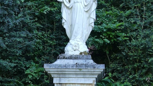Statue représentant le Sacré Cœur de Jésus, abbaye de Bonneval, Le Cayrol, Aveyron, France.
