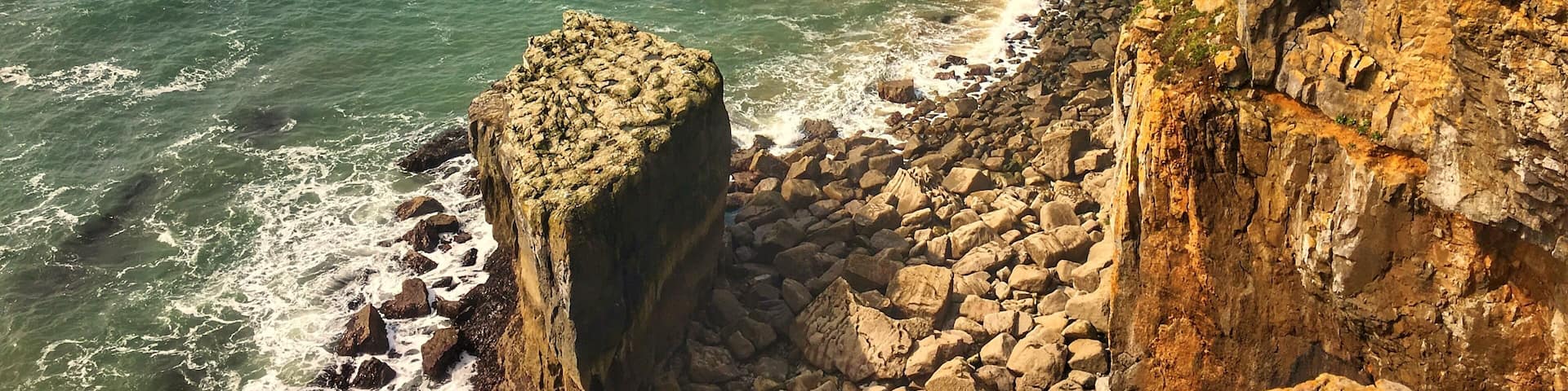 Pembrokeshire coastal walk - what an amazing 2 days hike at these amazing coastal hikes #red #travel #nature #nationalpark #hiking #water