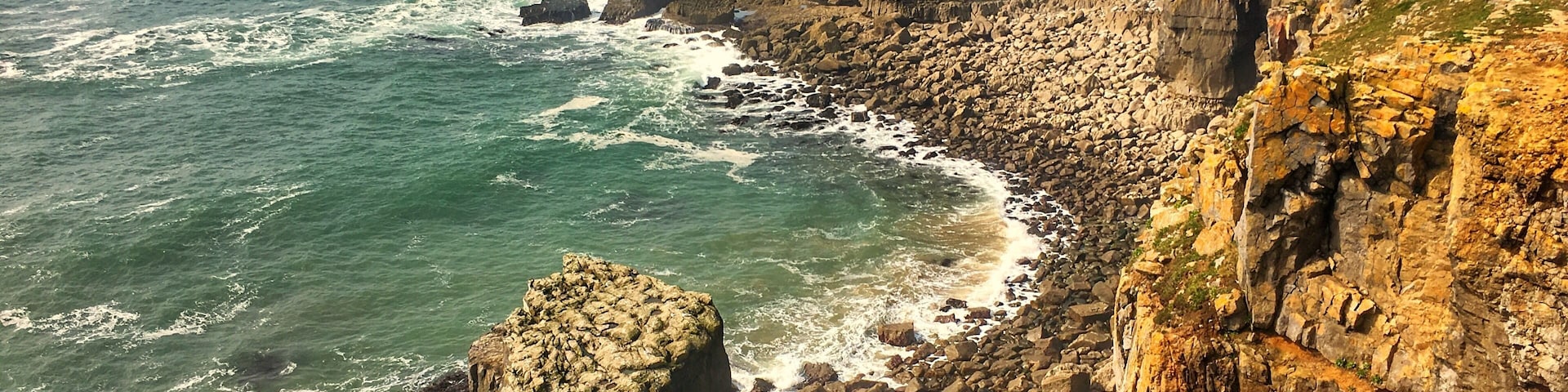 Pembrokeshire coastal walk - what an amazing 2 days hike at these amazing coastal hikes #red #travel #nature #nationalpark #hiking #water