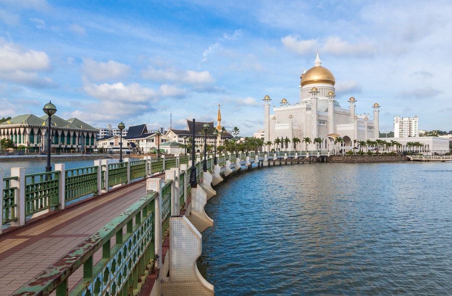 Sultan Omar Ali Saifuddin Mosque in Bandar Seri Begawan - Brunei; Shutterstock ID 245585977; purchase_order: -; Order: -; client: -; job: -
