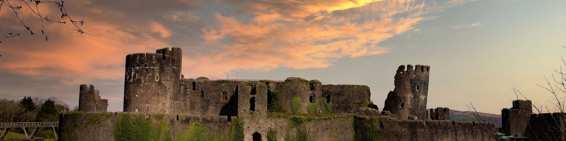 Un castillo histórico con múltiples torres y un foso.