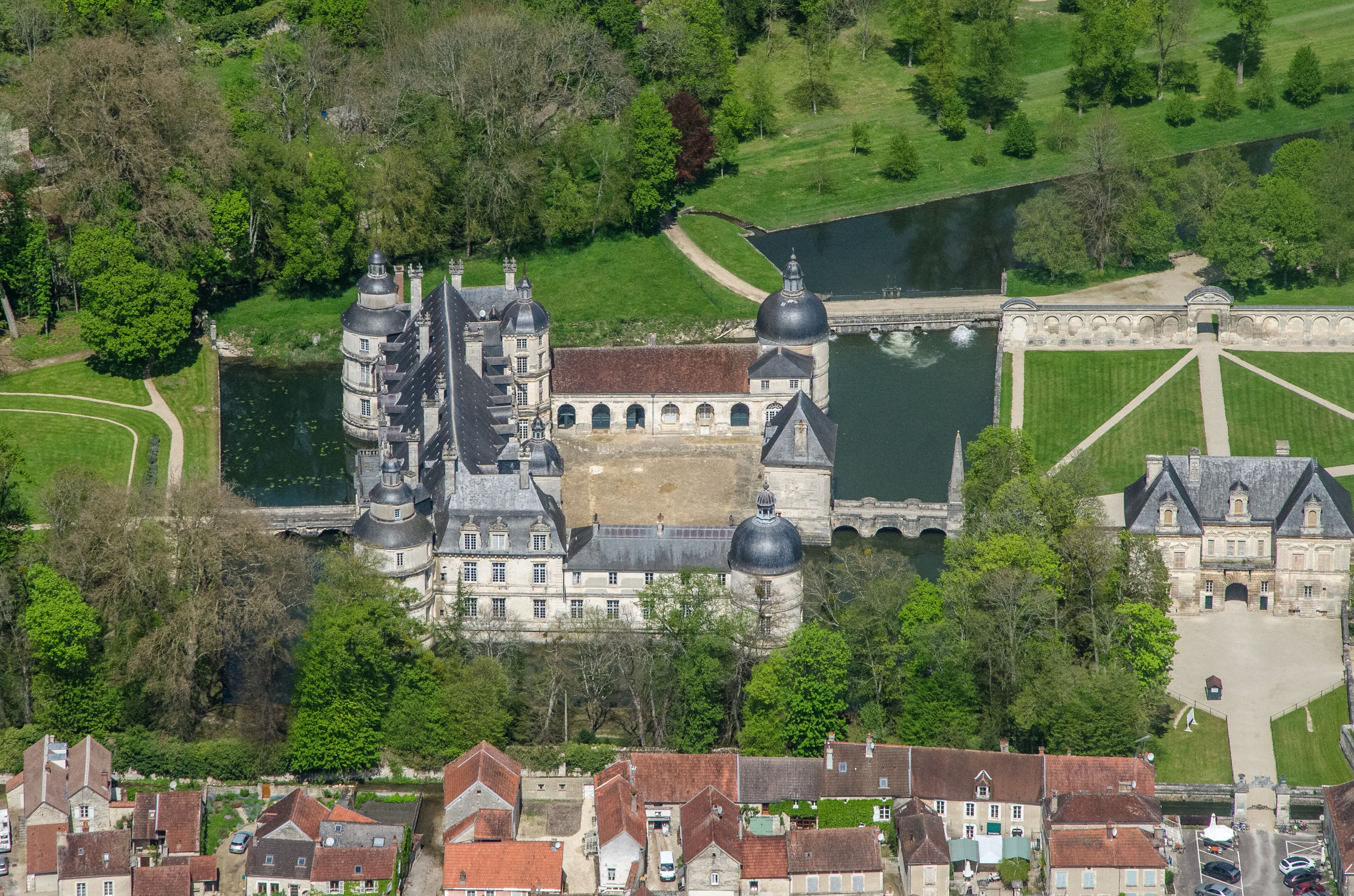 vue aérienne du château de Tanlay dans la Nièvre en France