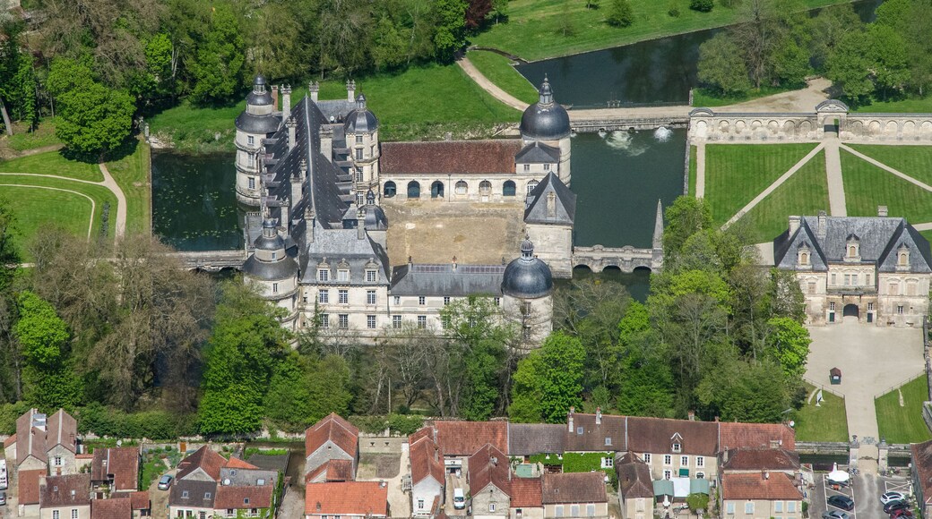 vue aérienne du château de Tanlay dans la Nièvre en France