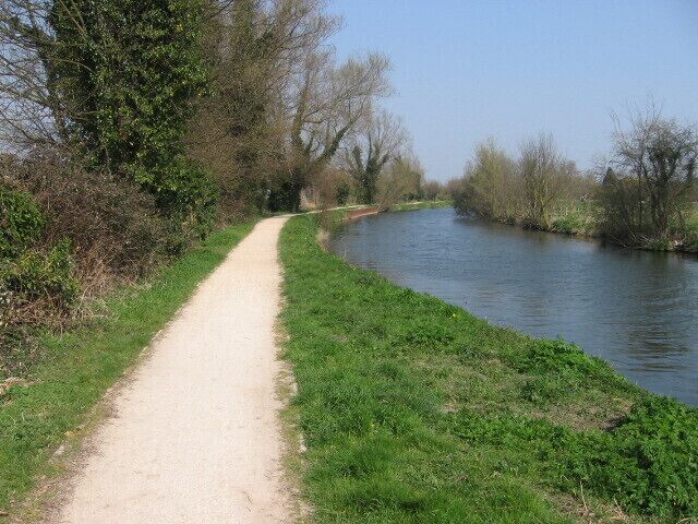 Footpath and NCN11 by the Cam