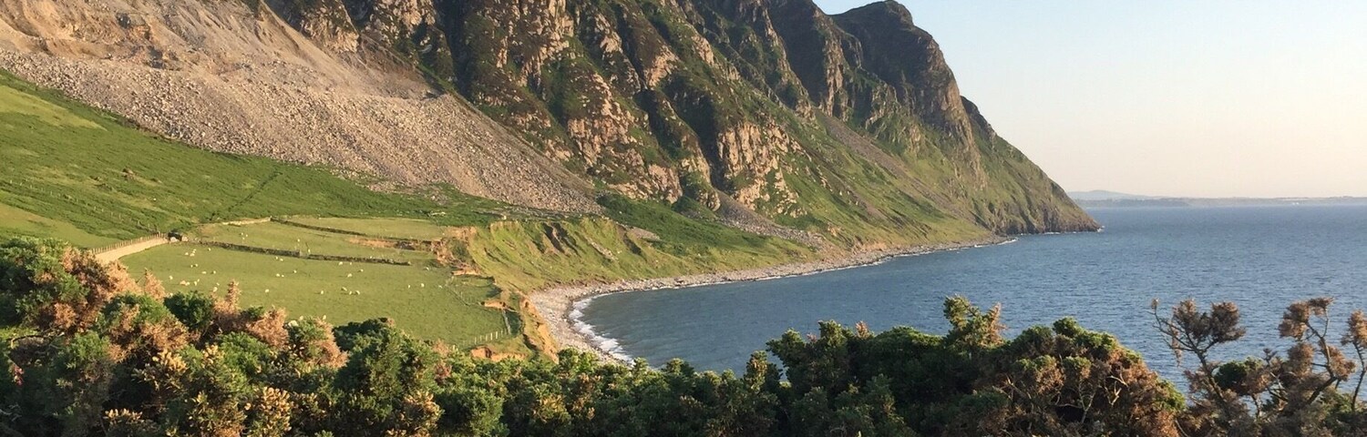 View on the coastal path of wales near Trefor looking towards the rivals and Nefyn.
#seaview #wales #trefor #mounains
