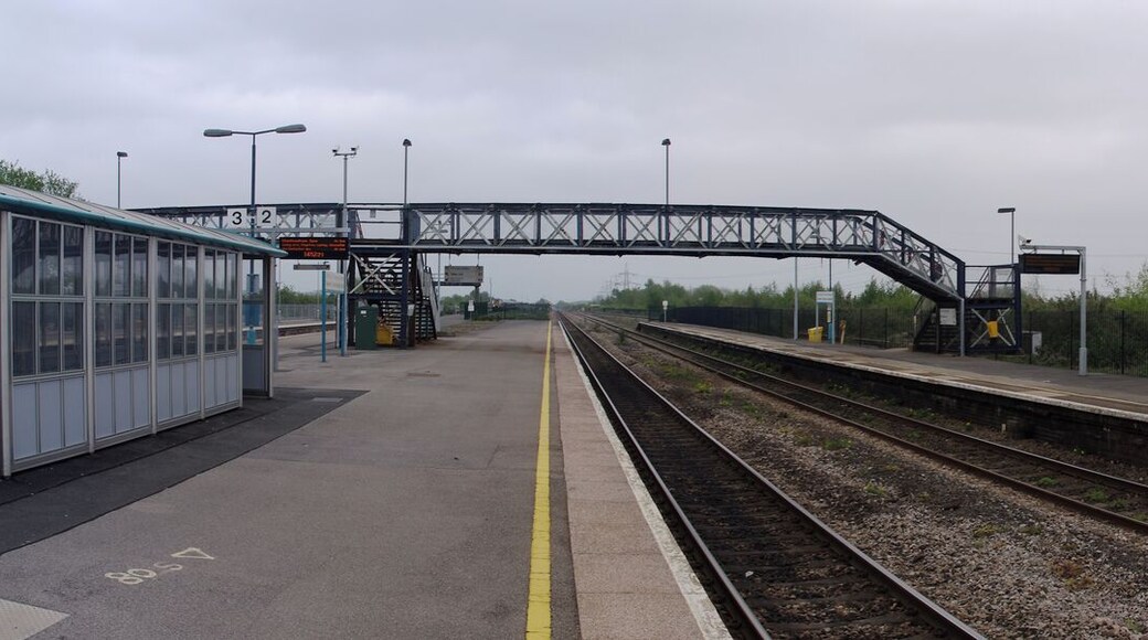 Panorama of platforms 1 and 2 at Severn Tunnel Junction railway station. The left hand side is towards Gloucester, the right towards Newport.