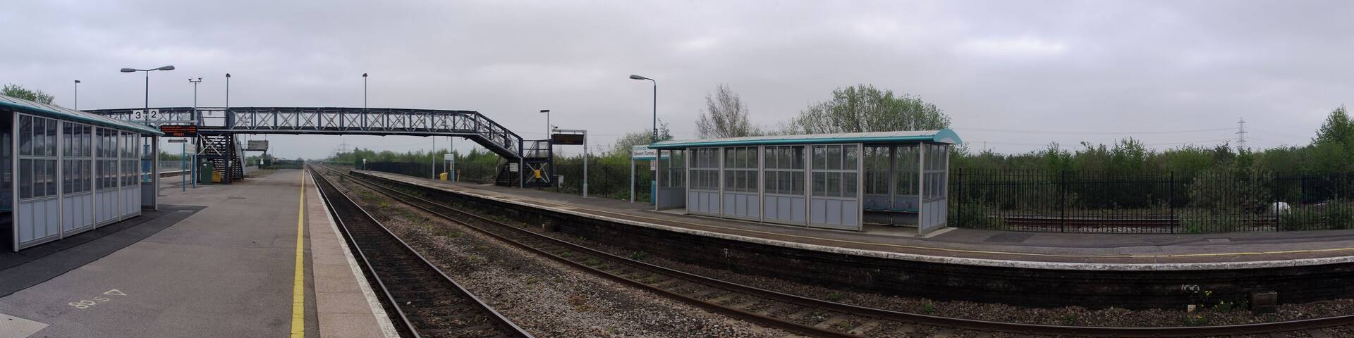 Panorama of platforms 1 and 2 at Severn Tunnel Junction railway station. The left hand side is towards Gloucester, the right towards Newport.