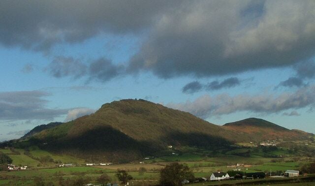 Moel y Golfa and Middletown Hill View from Upper Heldre above the A458 to Shrewsbury towards Moel y Golfa and Middletown Hill.