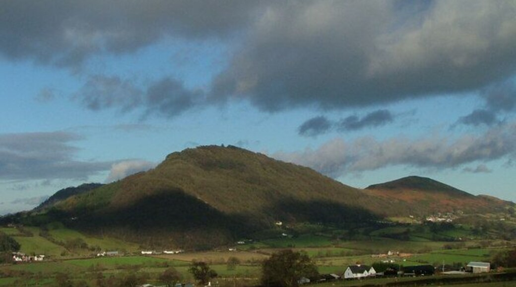 Moel y Golfa and Middletown Hill View from Upper Heldre above the A458 to Shrewsbury towards Moel y Golfa and Middletown Hill.