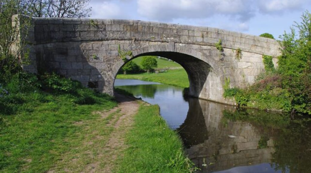 Photograph of Sanders bridge, number 136 over the Lancaster Canal in Borwick, Lancashire