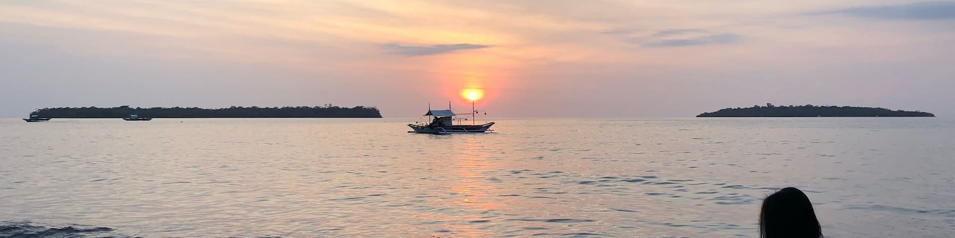 Sunset between the two islands.
.
.
.
.
.
#sablayanmindoro #pandanisland #sunset