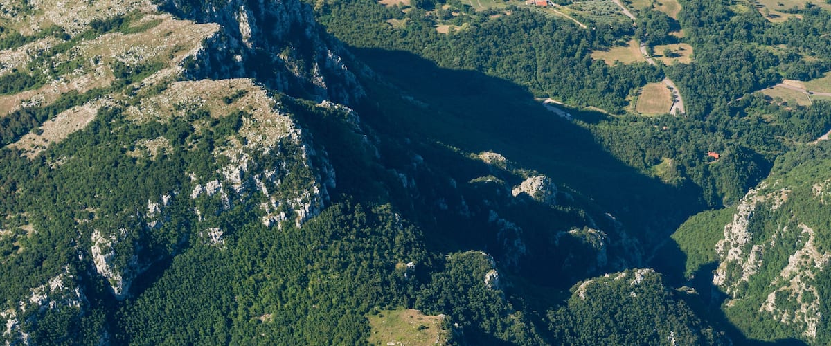 Un paysage montagneux avec une vallée profonde et une rivière.