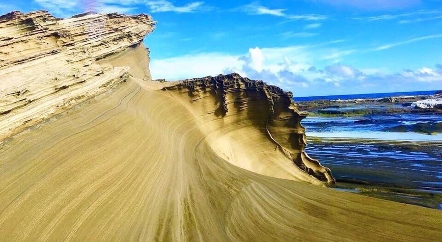 Biri Island is a picturesque destination that remains relatively unspoilt by technology and tourism. The simplicity of life in the island is refreshing, and the locals are helpful and honest, like most people in the province of Northern Samar Philippines.