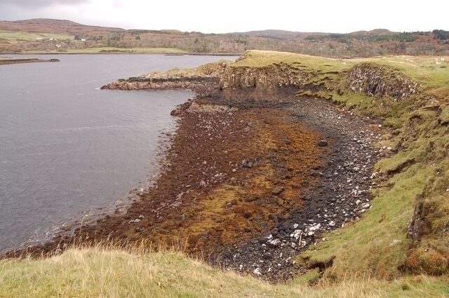 Uiginish shoreline A north-facing bay on the east coast of Uiginish Point. Keen eyes may pick out the camouflaged Dunvegan Castle in the centre of the far shore of Loch Dunvegan.