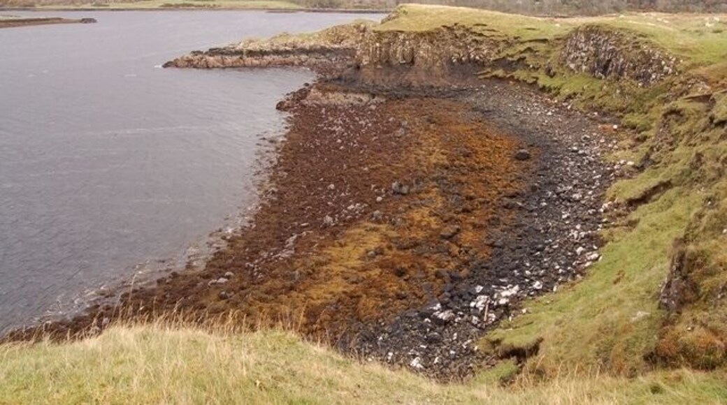 Uiginish shoreline A north-facing bay on the east coast of Uiginish Point. Keen eyes may pick out the camouflaged Dunvegan Castle in the centre of the far shore of Loch Dunvegan.