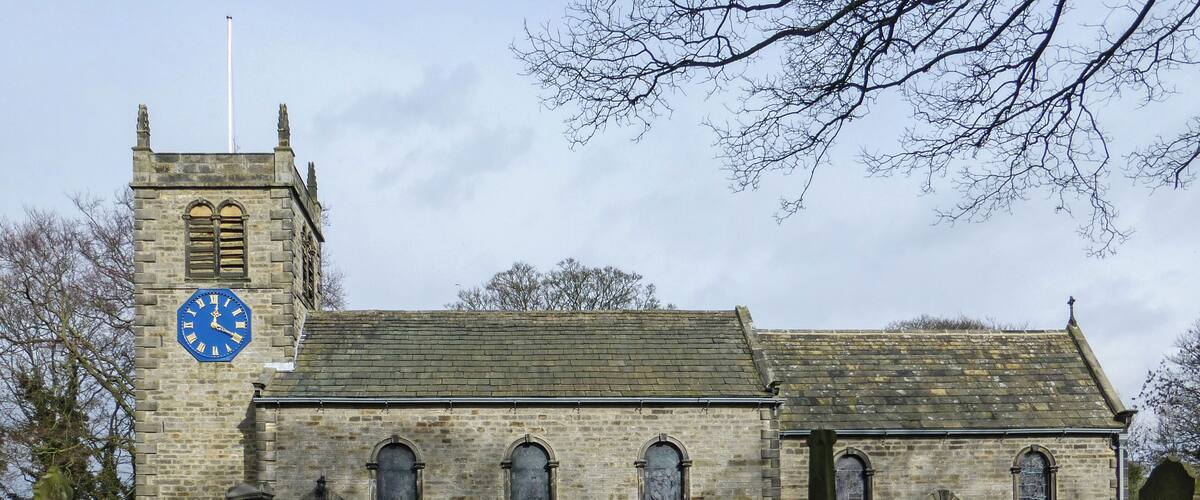 Une église historique dotée d’un clocher et d’un cimetière.