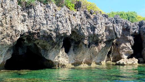 Explore the rock formations & take a dip inside Cabacungan caves (Crocodile Island) at the small town of Tambobong in Dasol, Pangasinan. Look how clear & turquoise the water is! #blue #travelPH