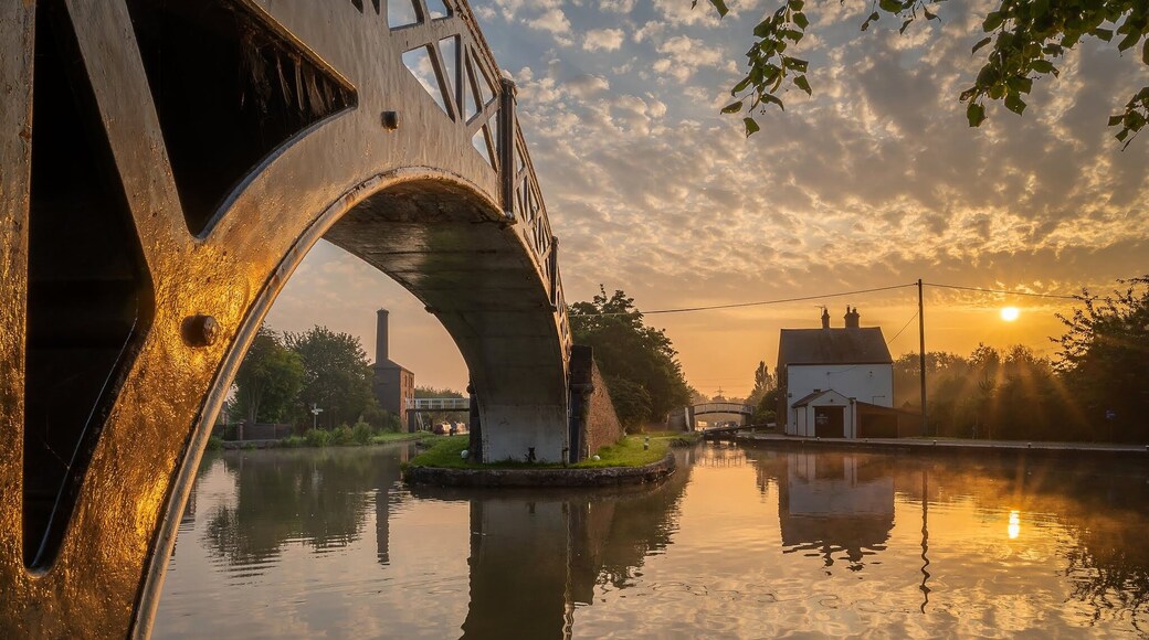 Lovely early start this morning at Hawkesbury Junction where the Oxford Canal meets the Coventry Canal, beautiful sunrise with golden tones, mottled clouds and calm waters with a slight mist in the air. Just outside the lovely Greyhound Inn.