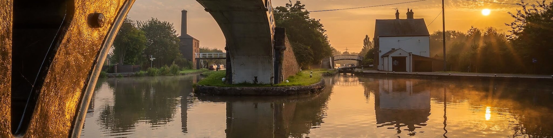 Lovely early start this morning at Hawkesbury Junction where the Oxford Canal meets the Coventry Canal, beautiful sunrise with golden tones, mottled clouds and calm waters with a slight mist in the air. Just outside the lovely Greyhound Inn.