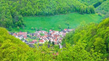 Das Dorf Gutenberg, ein Ortsteil der Gemeinde Lenningen auf der Schwäbischen Alb, Baden-Württemberg, Deutschland, Europa.