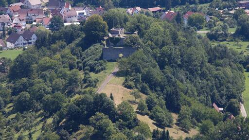 Blick vom Friedrichsfels auf die Ruine Sulzburg bei Unterlenningen im Lautertal
