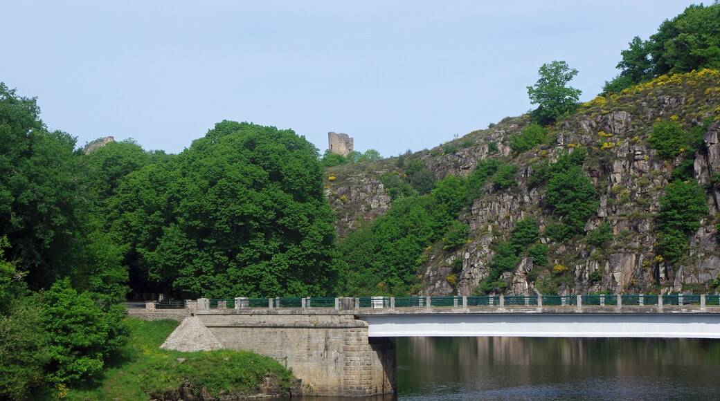 Crozant (Creuse) Les ruines de la forteresse de Crozant vues depuis l'Hôtel du Lac. La Creuse faisant la limite entre les départements de l'Indre et de la Creuse, en réalité, l'Hôtel du Lac est dans l'Indre. HÔTEL du LAC – 8, Le Goutatin – 36190 SAINT PLANTAIRE (FRANCE)