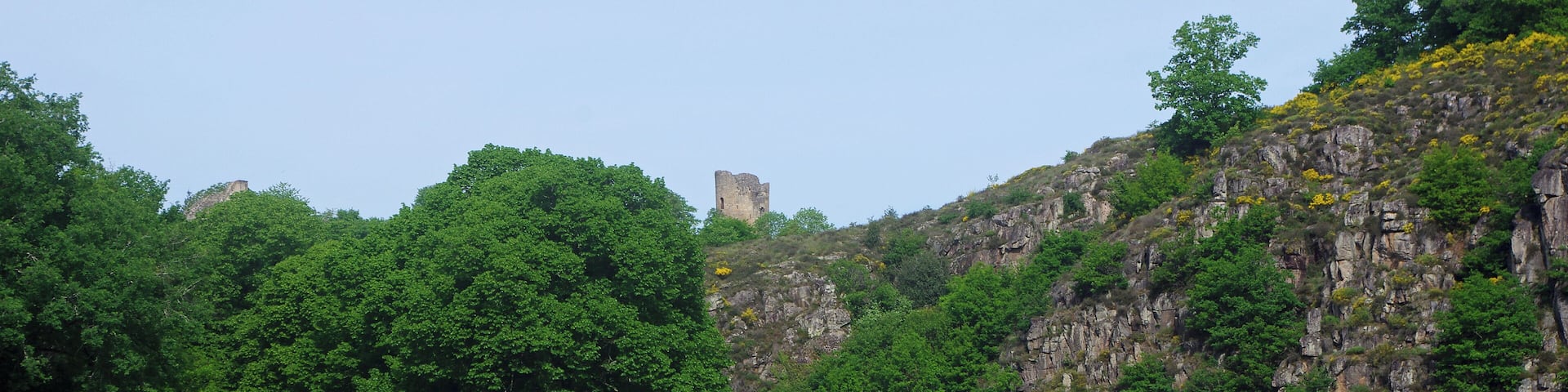 Crozant (Creuse) Les ruines de la forteresse de Crozant vues depuis l'Hôtel du Lac. La Creuse faisant la limite entre les départements de l'Indre et de la Creuse, en réalité, l'Hôtel du Lac est dans l'Indre. HÔTEL du LAC – 8, Le Goutatin – 36190 SAINT PLANTAIRE (FRANCE)