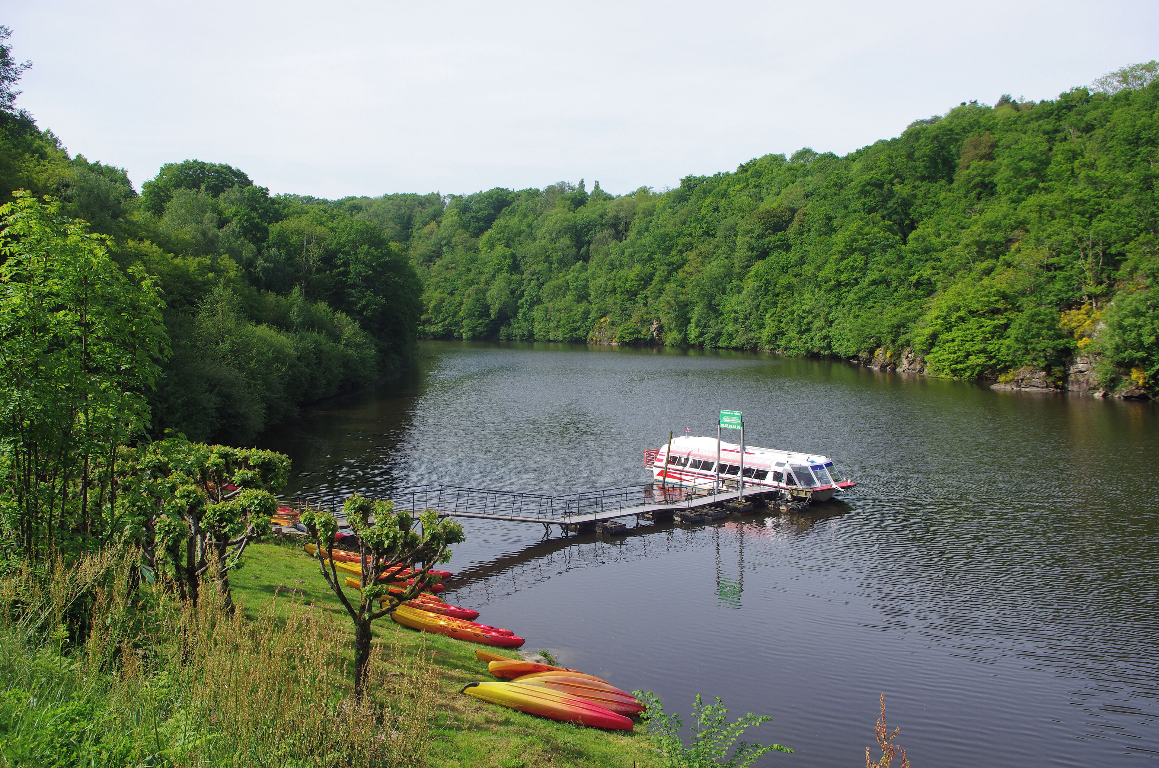 Crozant (Creuse). L'Hôtel du Lac. Situé dans la vall ée de la Creuse, à la hauteur du lac d'Eguzon, l'hôtel offre la possibilité de faire une balade en bateau, de louer des kayaks ou des vélos.