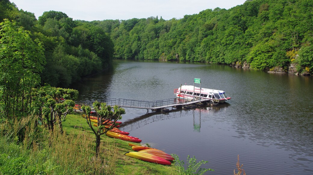 Crozant (Creuse). L'Hôtel du Lac. Situé dans la vallée de la Creuse, à la hauteur du lac d'Eguzon, l'hôtel offre la possibilité de faire une balade en bateau, de louer des kayaks ou des vélos.
