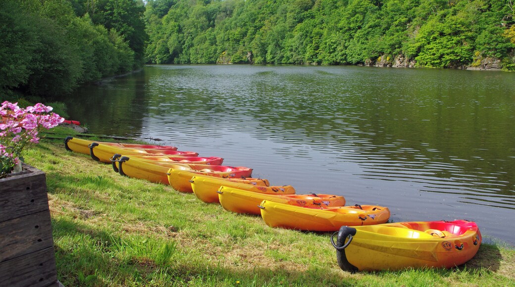 Crozant (Creuse). L'Hôtel du Lac. Situé dans la vallée de la Creuse, à la hauteur du lac d'Eguzon, l'hôtel offre la possibilité de faire une balade en bateau, de louer des kayaks ou des vélos.
