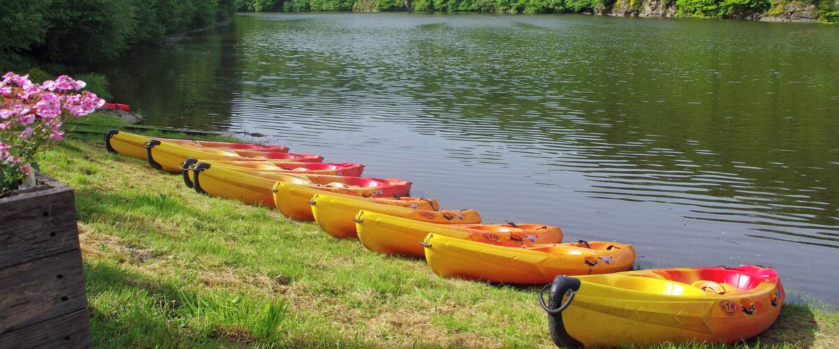 Crozant (Creuse). L'HÎtel du Lac. Situé dans la vallée de la Creuse, à la hauteur du lac d'Eguzon, l'hÎtel offre la possibilité de faire une balade en bateau, de louer des kayaks ou des vélos.