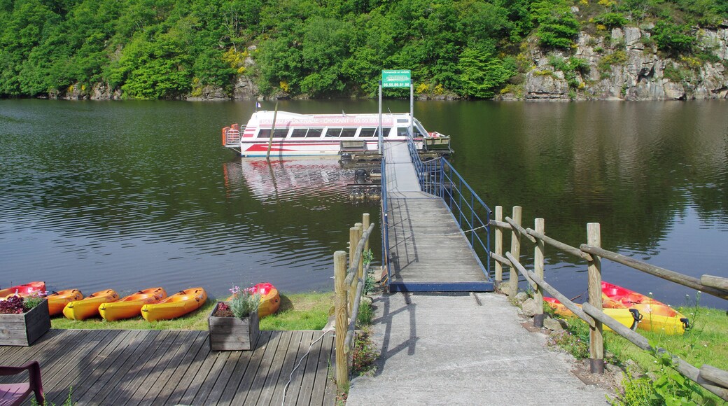 Crozant (Creuse). L'Hôtel du Lac. Situé dans la vallée de la Creuse, à la hauteur du lac d'Eguzon, l'hôtel offre la possibilité de faire une balade en bateau, de louer des kayaks ou des vélos.