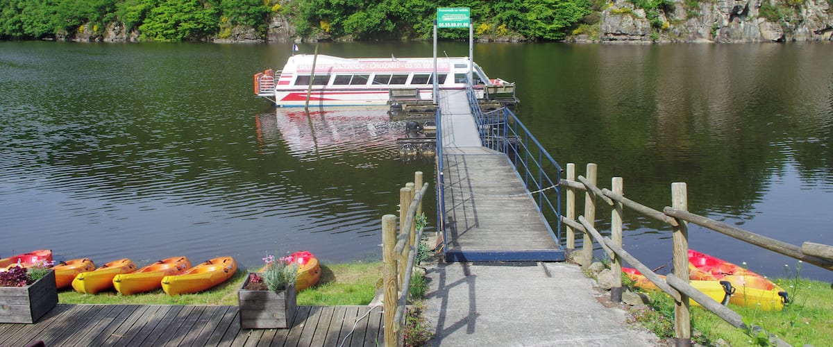 Crozant (Creuse). L'Hôtel du Lac. Situé dans la vallée de la Creuse, à la hauteur du lac d'Eguzon, l'hôtel offre la possibilité de faire une balade en bateau, de louer des kayaks ou des vélos.