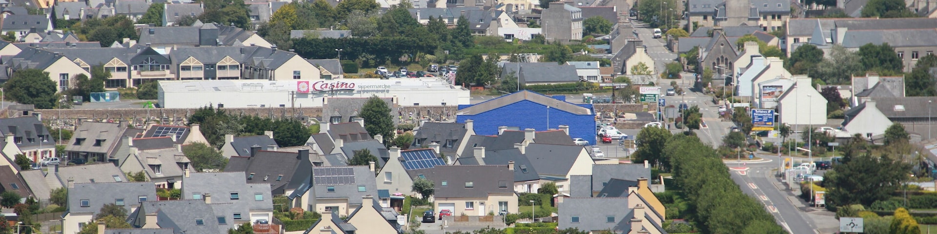 Le centre bourg de Ploudalmézeau vu du château d'eau.