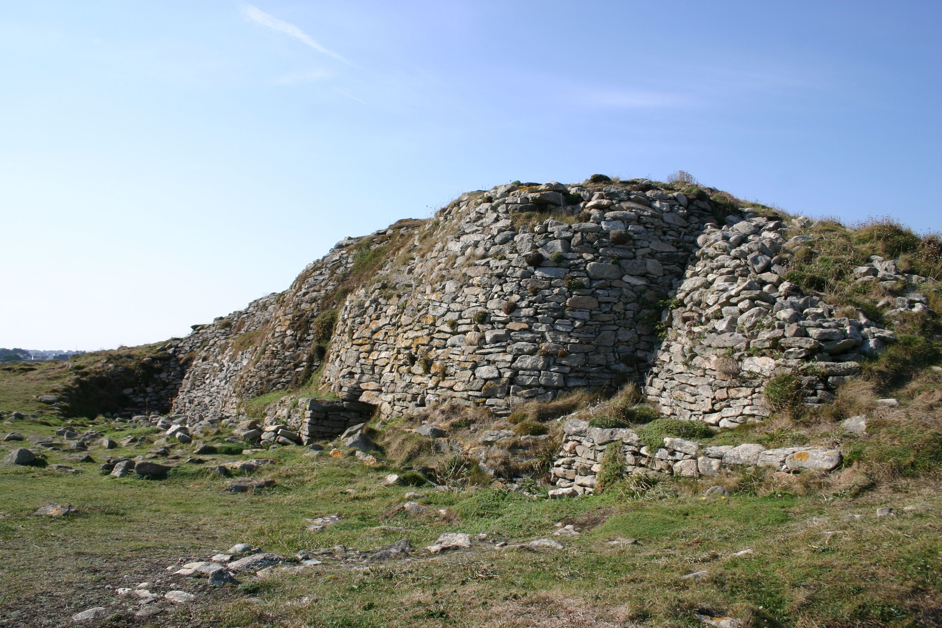 Tumulus à Dolmen, vue d'ensemble du Cairn côté nord -Ploudalmézeau- Finistère- France