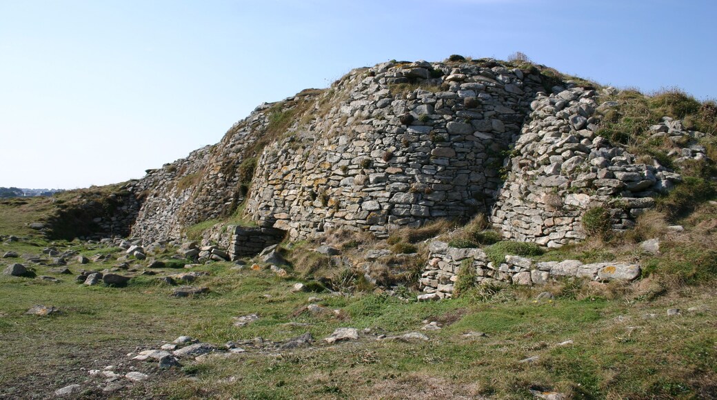 Tumulus à Dolmen, vue d'ensemble du Cairn côté nord -Ploudalmézeau- Finistère- France