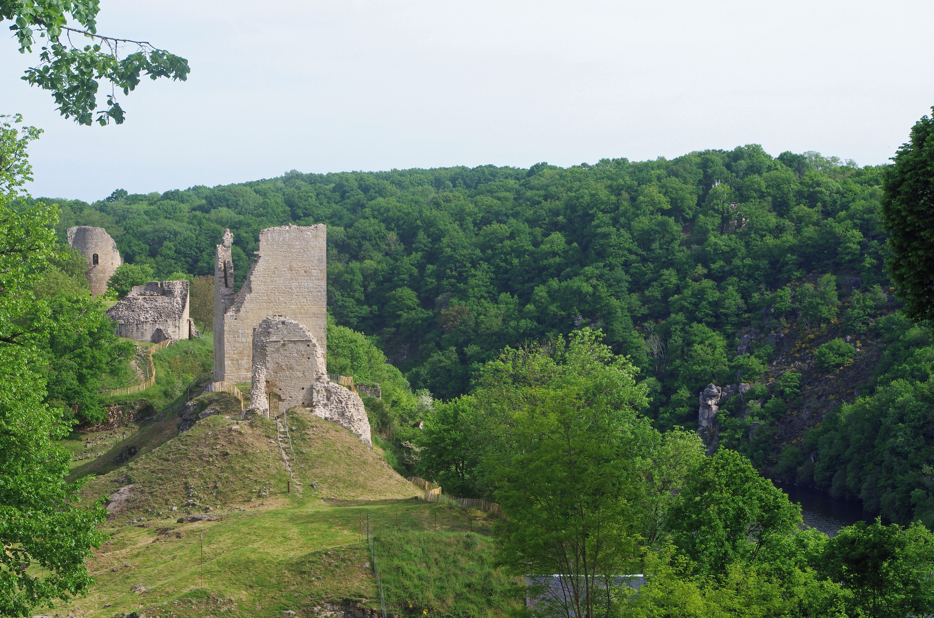 Crozant (Creuse). Ruines de la forteresse de Crozant (XIIIe, XVe). Aux portes de l'ancienne province de la Marche*, la forteresse est située sur un éperon granitique surplombant le confluent de la Creuse et de la Sédelle. 
 Le relief particulier du site, l'avait probablement fait choisir comme lieu de défense depuis le néolithique. Trois époques d'installation sont incontestables : le bronze moyen, le bronze final et le premier âge du fer (Sondages archéologiques effectués entre 1964 et 1974 par Benjamin Lasnier) Les premières fortifications peuvent peut être être attribuées aux Wisigoths* qui cherchaient à protéger leur frontière septentrionale des Goths. Le nom même de Crozant, forme dérivée de "Crozenc", serait d'origine franque (suffixe germanique "enc")*. Les premières traces écrites sur Crozant remontent au début du XIème siècle. D'après les chroniques de Geoffroy de Vigeois, Gérald (ou Géraud ou Gérard), comte de Crozant et vicomte de Bridiers, vend la Villa Sosterranea (La Souterraine dans la Creuse) à l'Abbaye Saint-Martial de Limoges. Par contre, le château n'est cité, dans les mêmes Chroniques, que vers le milieu du XIIe siècle (1140). (généalogie par Cedric de Crozant de Bridiers). La construction la plus ancienne serait la base du donjon carré qui pourrait remonter au XIIe siècle. En 1177, le comté de la Marche, dont Crozant fait partie, est cédé au duc-roi Henri II Plantagenêt. Le château prit son aspect définitif au XIIIème siècle, alors que Crozant appartenait à Hugues X de Lusignan*. C'est à cette époque, sous l'influence de sa femme, Isabelle d'Angoulême, veuve de Jean Sans Terre, mère de Henri III d'Angleterre, que les constructions les plus importantes sont réalisées (Tour d'Isabelle / 1217-1245, Tour du Renard, Tour Colin). Après les Lusignans, se succéderont comme Comtes de la Marche et propriétaires de Crozant, des Bourbons, des Armagnacs, puis de nouveau des Bourbons. Le 22 août 1356, le château de Crozant résiste aux assauts des anglo-gascons du Prince Noir* qui mettront le village à sac. Au XVe siècle, suite aux dégâts de la guerre de Cent Ans, Charles VII fit restaurer le château, le rendant habitable. Le Donjon est aménagé avec fenêtres à coussièges* et cheminées, sur 3 étages. Le château perd alors son caractère défensif. Pendant les guerres de religion, le château passera de mains catholiques à protestantes, puis de nouveau catholiques. "Une reconstruction de la courtine et une réfection des parements de la tour pourraient avoir été réalisées à l’issue d’un tremblement de terre en 1606. Cet événement, s’il n’a pas ruiné immédiatement la tour, l’a largement fragilisée. a complété sa destruction. Les effondrements qui en découlent entraînant l’abandon définitif de ce secteur du site castral interviennent quelques années plus tard". (Patrick Bouvart, « Crozant », ADLFI. Archéologie de la France - Informations , Limousin) La forteresse abandonnée servira de carrière aux villageois. Un acte de vente de 1640 précise que le château était en ruines. Plusieurs fois revendu, le site est devenu propriété de la commune en 1994. Depuis l’aube des temps, les pèlerins qui se rendent à Saint Jacques de Compostelle en venant du Nord ont emprunté ce chemin qui est toujours d’actualité. Le site des ruines de Crozant, en raison de la présence en hiver d’espèces particulières de chauves-souris, fait partie de la liste départementale des sites précis d’intérêt biologique remarquable. "La splendeur des paysages de la vallée de la Creuse a attiré de nombreux artistes comme Monnet. Ce foyer artistique est notamment né grâce à l’attachement de Georges Sand pour cette région qu’elle fréquente de 1827 jusqu’à sa mort en 1876. Le poète Maurice Rollinat a également participé au développement de la notoriété de ce site. Dès le salon officiel de la peinture à Paris en 1864, Crozant parvient à attirer de nombreux artistes tels que le peintre impressionniste Guillaumin. C’est également à cette date que ce mouvement est appelé « Ecole de Crozant ». Dès lors, la vallée devient une source d’inspiration pour de nombreux artistes venant de toute l’Europe afin de s’adonner à l’art du paysage. Ces derniers sont séduits par l’authenticité des lieux, la pureté de la lumière et la vivacité des coloris. Au cœur du mouvement qui attira de nombreux peintres, Crozant est le site le plus représenté." (Antoine Chilloux - Aurore Coudert - Séverine Michaud - Maëlle Vergne. Projet pour les visites des ruines de Crozant - Mars 2011- Master Valorisation du patrimoine et aménagement du territoire - Université de Limoges et Lycée agricole d’Ahun) La Marche, qui fut aussi un comté, couvrait presque totalement le département actuel de la Creuse, moins d'une dizaine de cantons de Haute Vienne, et quelques cantons de l'Indre et de la Charente.La Marche constituait la limite nord de l'occitan. La province de la Marche sera supprimée en 1790. Les Wisigoths (anciennement Tervinges de "tervingi"= gens de la forêt), constituent avec les ostrogoths (greutungi = gens de la grève), un des deux rameaux du peuple des Goths. Les Wisigoths, installés entre Dniepr et Danube, sont contraint de fuir vers l'Ouest, poussés par l'avancée des Huns. Après s'être installés dans les Balkans, il mettent Rome à sac en 410. Vers 480, le royaume wisigothique à son apogée s'étendra de la Loire à Gibraltar et de l'Atlantique aux Alpes. Le déclin des Wisigoths arianisés commencera en 507 avec la défaite de Vouillé, face aux francs de Clovis, roi chrétien. Les dernière possessions, nord du Portugal et Galice, seront conquises par les musulmans en 711. Le suffixe "enc" serait d'origine germanique, il indiquerait l'origine. Le toponyme de l'ancienne province de la Marche ne dérive t-il pas, lui aussi, du germanique "marka" ( limite, frontière). Mais on remarquera que le suffixe "enc" est également très présent en occitan pourtant faiblement germanisé. Le suffixe "enc" rappelle également les Ligures. En 1200, la fiancée de son père Hugues IX de Lusignan, Isabelle Taillefer, héritière du comté d'Angoulême est enlevée par le roi d'Angleterre Jean sans Terre. Cette enlèvement n'a rien de "romantique", il s'agit juste d'empêcher l'alliance du roi de France avec le puissant comte de Lusignan. Depuis ce scandale, les Lusignan sont dans le camp capétien et hostiles aux intérêts Plantagenêt. Philippe Auguste, profitera de ce "fait divers" pour déclencher « la commise » des terres de Jean. C'est le début du démantèlement de l'empire Plantagenêt sur le continent. Isabelle deviendra reine "consort" d'Angleterre. A la mort de Jean sans Terre en octobre 2016, son fils aîné deviendra roi d'Angleterre ( Henri III). En 1220, Isabelle épouse Hugues X de Lusignan, comte de la Marche, le fils de son ancien fiancé. C'est probablement Isabelle qui amène Hugues de Lusignan à organiser un front commun avec son fils Henri III d'Angleterre, contre le roi de France Louis IX. Le roi anglais organise alors, une expédition armée contre le roi de France, dans le Poitou . Ses troupes sont battues à Taillebourg, le 21 juillet 12423. Hugues de Lusignan se ralliera à nouveau au roi de France. Le Prince Noir (Edouard de Woodstock, fils du souverain anglais Edouard III) a quitté l' Angleterre et débarqué en Aquitaine en 1355 afin de veiller à la protection des possessions anglo-gasconnes. Le 4 août 1356 débute, à partir de Bordeaux, une campagne, ou plutôt une chevauchée, qui dévastera une grande partie du Bergeracois, du Périgord, du Nontronnais, du Confolentais, du Nord-Ouest du Limousin, de la Marche, du Boischaut, de la Champagne berrichonne, du Berry, de la Sologne, du Sud de la Touraine et du Poitou, et se terminera, malgré la supériorité numérique française, par le désastre de Poitiers, le 19 septembre 1356, 10 ans après celui de Crécy. Dans la déroute, beaucoup de chevaliers sont faits prisonniers, d'autres abandonnent le roi Jean II le Bon qui est, lui même, fait prisonnier ainsi que son fils Philippe le Hardi (souvenez vous : «Père, gardez-vous à droite, père, gardez-vous à gauche !»). Les coussièges sont des bancs ménagés dans l'embrasure de la fenêtre. .