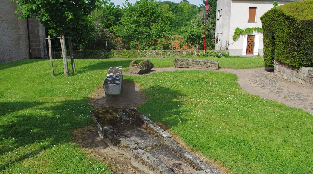 Crozant (Creuse). Esplanade "Chaupline".(Esplanade de l'église). Avant 1918 le cimetière était attenant à l'église. Des sarcophages en granit encore visibles attestent de son existence.
Ces sarcophages de granit, avec emplacement de la tête (forme céphalique), datant du Xème siècle, ont été mis à jour lors de l'érection du monument aux morts, près de l'église.