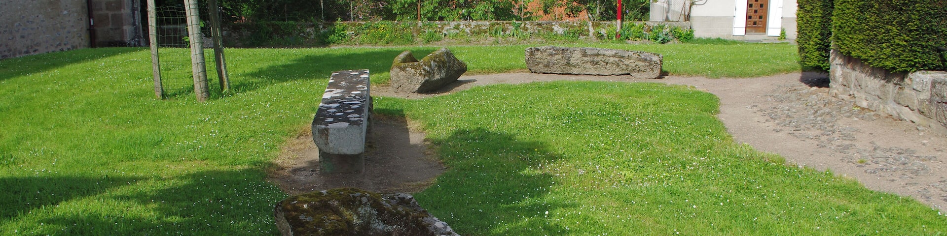 Crozant (Creuse). Esplanade "Chaupline".(Esplanade de l'église). Avant 1918 le cimetiÚre était attenant à l'église. Des sarcophages en granit encore visibles attestent de son existence.
Ces sarcophages de granit, avec emplacement de la tĂȘte (forme cĂ©phalique), datant du XĂšme siĂšcle, ont Ă©tĂ© mis Ă jour lors de l'Ă©rection du monument aux morts, prĂšs de l'Ă©glise.