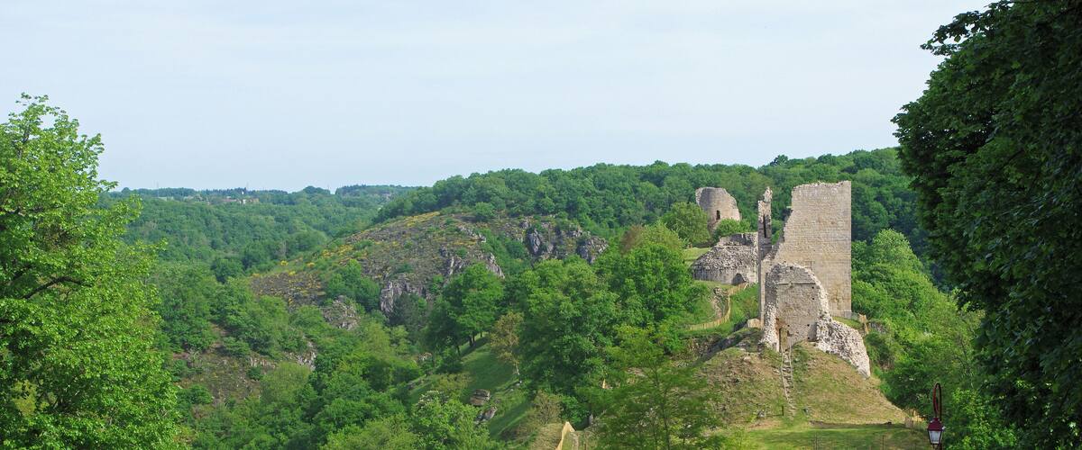 Crozant (Creuse). Ruines de la forteresse de Crozant (XIIIe, XVe). Aux portes de l'ancienne province de la Marche*, la forteresse est située sur un éperon granitique surplombant le confluent de la Creuse et de la Sédelle.
Le relief particulier du site, l'avait probablement fait choisir comme lieu de défense depuis le néolithique. Trois époques d'installation sont incontestables : le bronze moyen, le bronze final et le premier âge du fer (Sondages archéologiques effectués entre 1964 et 1974 par Benjamin Lasnier) Les premières fortifications peuvent peut être être attribuées aux Wisigoths* qui cherchaient à protéger leur frontière septentrionale des Goths. Le nom même de Crozant, forme dérivée de "Crozenc", serait d'origine franque (suffixe germanique "enc")*. Les premières traces écrites sur Crozant remontent au début du XIème siècle. D'après les chroniques de Geoffroy de Vigeois, Gérald (ou Géraud ou Gérard), comte de Crozant et vicomte de Bridiers, vend la Villa Sosterranea (La Souterraine dans la Creuse) à l'Abbaye Saint-Martial de Limoges. Par contre, le château n'est cité, dans les mêmes Chroniques, que vers le milieu du XIIe siècle (1140). (généalogie par Cedric de Crozant de Bridiers). La construction la plus ancienne serait la base du donjon carré qui pourrait remonter au XIIe siècle. En 1177, le comté de la Marche, dont Crozant fait partie, est cédé au duc-roi Henri II Plantagenêt. Le château prit son aspect définitif au XIIIème siècle, alors que Crozant appartenait à Hugues X de Lusignan*. C'est à cette époque, sous l'influence de sa femme, Isabelle d'Angoulême, veuve de Jean Sans Terre, mère de Henri III d'Angleterre, que les constructions les plus importantes sont réalisées (Tour d'Isabelle / 1217-1245, Tour du Renard, Tour Colin). Après les Lusignans, se succéderont comme Comtes de la Marche et propriétaires de Crozant, des Bourbons, des Armagnacs, puis de nouveau des Bourbons. Le 22 août 1356, le château de Crozant résiste aux assauts des anglo-gascons du Prince Noir* qui mettront le village à sac. Au XVe siècle, suite aux dégâts de la guerre de Cent Ans, Charles VII fit restaurer le château, le rendant habitable. Le Donjon est aménagé avec fenêtres à coussièges* et cheminées,sur 3 étages. Le château perd alors son caractère défensif. Pendant les guerres de religion, le château passera de mains catholiques à protestantes, puis de nouveau catholiques. "Une reconstruction de la courtine et une réfection des parements de la tour pourraient avoir été réalisées à l’issue d’un tremblement de terre en 1606. Cet événement, s’il n’a pas ruiné immédiatement la tour, l’a largement fragilisée. a complété sa destruction. Les effondrements qui en découlent entraînant l’abandon définitif de ce secteur du site castral interviennent quelques années plus tard". (Patrick Bouvart, « Crozant », ADLFI. Archéologie de la France - Informations , Limousin) La forteresse abandonnée servira de carrière aux villageois. Un acte de vente de 1640 précise que le château était en ruines. Plusieurs fois revendu, le site est devenu propriété de la commune en 1994. Depuis l’aube des temps, les pèlerins qui se rendent à Saint Jacques de Compostelle en venant du Nord ont emprunté ce chemin qui est toujours d’actualité. Le site des ruines de Crozant, en raison de la présence en hiver d’espèces particulières de chauves-souris, fait partie de la liste départementale des sites précis d’intérêt biologique remarquable. "La splendeur des paysages de la vallée de la Creuse a attiré de nombreux artistes comme Monnet. Ce foyer artistique est notamment né grâce à l’attachement de Georges Sand pour cette région qu’elle fréquente de 1827 jusqu’à sa mort en 1876. Le poète Maurice Rollinat a également participé au développement de la notoriété de ce site. Dès le salon officiel de la peinture à Paris en 1864, Crozant parvient à attirer de nombreux artistes tels que le peintre impressionniste Guillaumin. C’est également à cette date que ce mouvement est appelé « Ecole de Crozant ». Dès lors, la vallée devient une source d’inspiration pour de nombreux artistes venant de toute l’Europe afin de s’adonner à l’art du paysage. Ces derniers sont séduits par l’authenticité des lieux, la pureté de la lumière et la vivacité des coloris. Au cœur du mouvement qui attira de nombreux peintres, Crozant est le site le plus représenté." (Antoine Chilloux - Aurore Coudert - Séverine Michaud - Maëlle Vergne. Projet pour les visites des ruines de Crozant - Mars 2011- Master Valorisation du patrimoine et aménagement du territoire - Université de Limoges et Lycée agricole d’Ahun) La Marche, qui fut aussi un comté, couvrait presque totalement le département actuel de la Creuse, moins d'une dizaine de cantons de Haute Vienne, et quelques cantons de l'Indre et de la Charente.La Marche constituait la limite nord de l'occitan. La province de la Marche sera supprimée en 1790. Les Wisigoths (anciennement Tervinges de "tervingi"= gens de la forêt), constituent avec les ostrogoths (greutungi = gens de la grève), un des deux rameaux du peuple des Goths. Les Wisigoths, installés entre Dniepr et Danube, sont contraint de fuir vers l'Ouest, poussés par l'avancée des Huns. Après s'être installés dans les Balkans, il mettent Rome à sac en 410. Vers 480, le royaume wisigothique à son apogée s'étendra de la Loire à Gibraltar et de l'Atlantique aux Alpes. Le déclin des Wisigoths arianisés commencera en 507 avec la défaite de Vouillé, face aux francs de Clovis, roi chrétien. Les dernière possessions, nord du Portugal et Galice, seront conquises par les musulmans en 711. Le suffixe "enc" serait d'origine germanique, il indiquerait l'origine. Le toponyme de l'ancienne province de la Marche ne dérive t-il pas, lui aussi, du germanique "marka" ( limite, frontière). Mais on remarquera que le suffixe "enc" est également très présent en occitan pourtant faiblement germanisé. Le suffixe "enc" rappelle également les Ligures. En 1200, la fiancée de son père Hugues IX de Lusignan, Isabelle Taillefer, héritière du comté d'Angoulême est enlevée par le roi d'Angleterre Jean sans Terre. Cette enlèvement n'a rien de "romantique", il s'agit juste d'empêcher l'alliance du roi de France avec le puissant comte de Lusignan. Depuis ce scandale, les Lusignan sont dans le camp capétien et hostiles aux intérêts Plantagenêt. Philippe Auguste, profitera de ce "fait divers" pour déclencher « la commise » des terres de Jean. C'est le début du démantèlement de l'empire Plantagenêt sur le continent. Isabelle deviendra reine "consort" d'Angleterre. A la mort de Jean sans Terre en octobre 2016, son fils aîné deviendra roi d'Angleterre ( Henri III). En 1220, Isabelle épouse Hugues X de Lusignan, comte de la Marche, le fils de son ancien fiancé. C'est probablement Isabelle qui amène Hugues de Lusignan à organiser un front commun avec son fils Henri III d'Angleterre, contre le roi de France Louis IX. Le roi anglais organise alors, une expédition armée contre le roi de France, dans le Poitou . Ses troupes sont battues à Taillebourg, le 21 juillet 12423. Hugues de Lusignan se ralliera à nouveau au roi de France. Le Prince Noir (Edouard de Woodstock, fils du souverain anglais Edouard III) a quitté l' Angleterre et débarqué en Aquitaine en 1355 afin de veiller à la protection des possessions anglo-gasconnes. Le 4 août 1356 débute, à partir de Bordeaux, une campagne, ou plutôt une chevauchée, qui dévastera une grande partie du Bergeracois, du Périgord, du Nontronnais, du Confolentais, du Nord-Ouest du Limousin, de la Marche, du Boischaut, de la Champagne berrichonne, du Berry, de la Sologne, du Sud de la Touraine et du Poitou, et se terminera, malgré la supériorité numérique française, par le désastre de Poitiers, le 19 septembre 1356, 10 ans après celui de Crécy. Dans la déroute, beaucoup de chevaliers sont faits prisonniers, d'autres abandonnent le roi Jean II le Bon qui est, lui même, fait prisonnier ainsi que son fils Philippe le Hardi (souvenez vous : «Père, gardez-vous à droite, père, gardez-vous à gauche !»). Les coussièges sont des bancs ménagés dans l'embrasure de la fenêtre. .