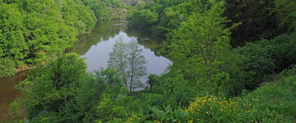 Crozant (Creuse). La Creuse à la hauteur des ruines du château féodal. La Creuse prend sa source sur le plateau de Millevaches et ce jette dans la Vienne après un parcours de 264 km.